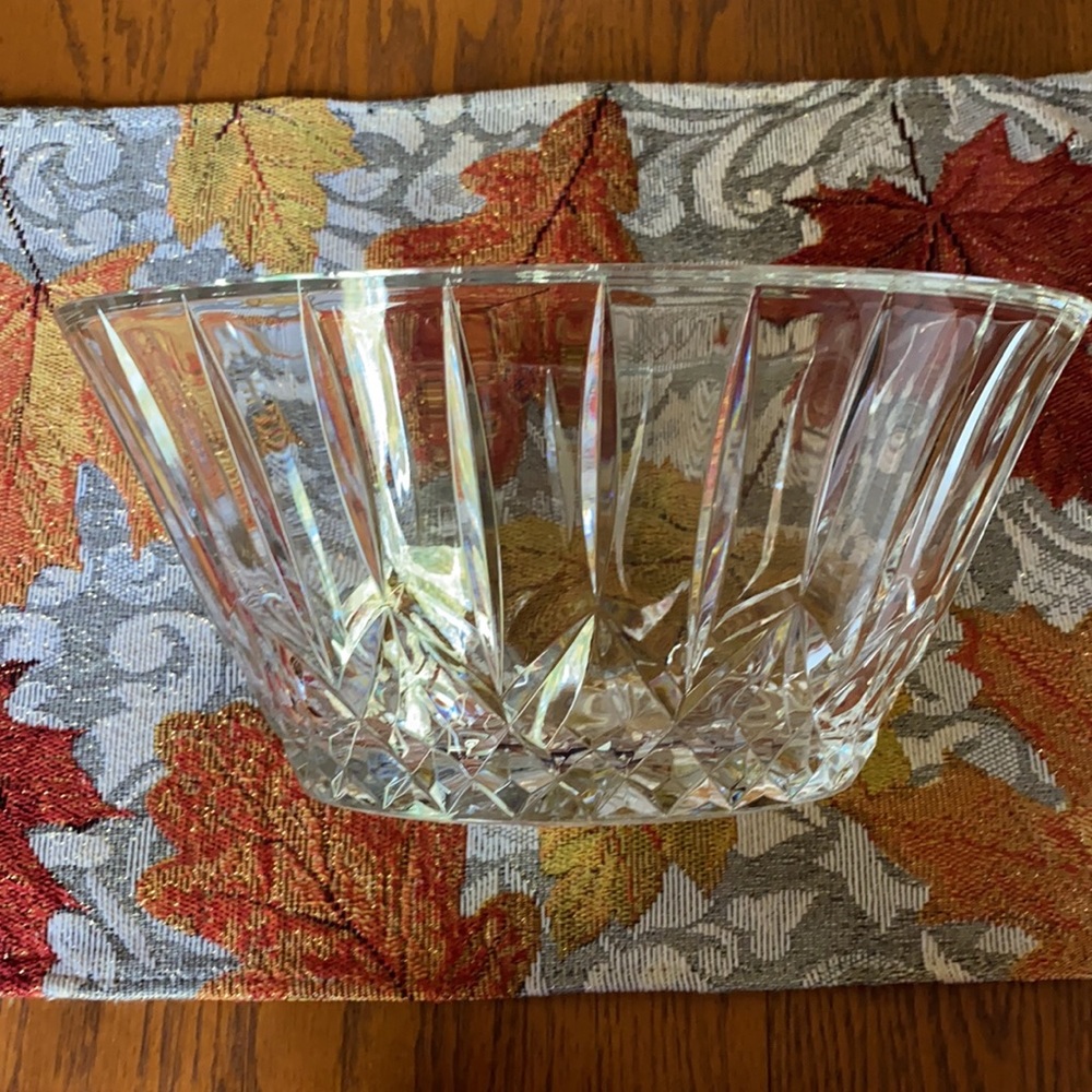 - Beautiful 24%Fine Lead St. George Crystal 11” oval bowl